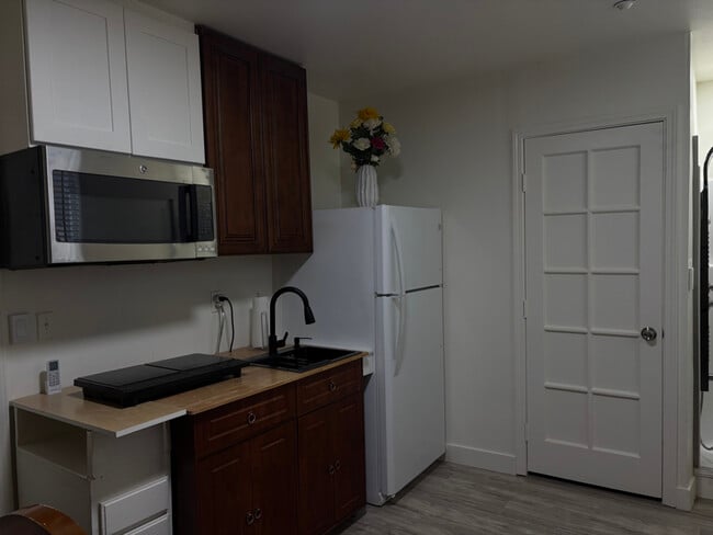 Foto del edificio - 15111 Hemlock Ave