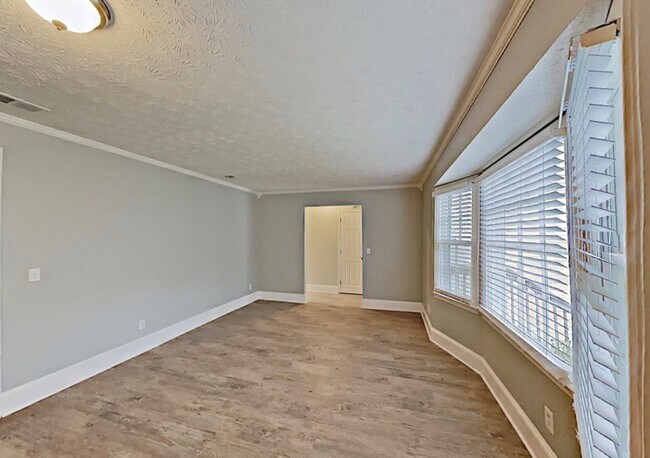 Building Photo - 17231 Greentree Dr