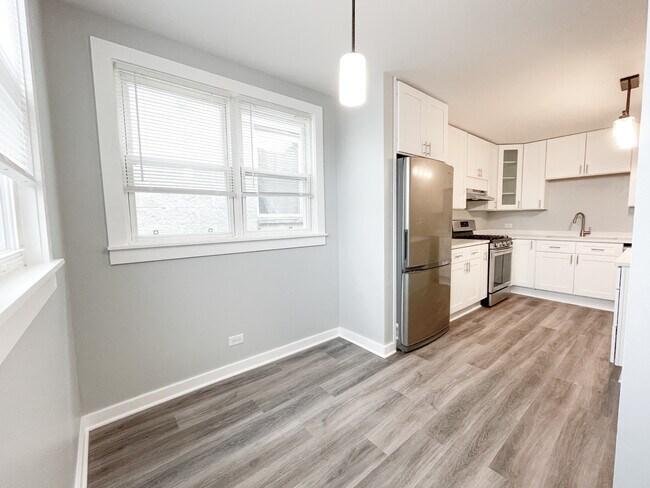 Building Photo - 2928 N Ridgeway Ave