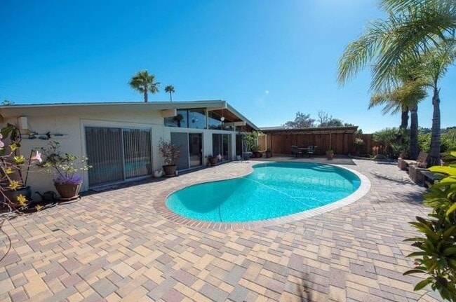 Foto del edificio - POOL house! BIG rooms! 8 Bedrooms (Lease out, pending signatures. Check back in a few days!)