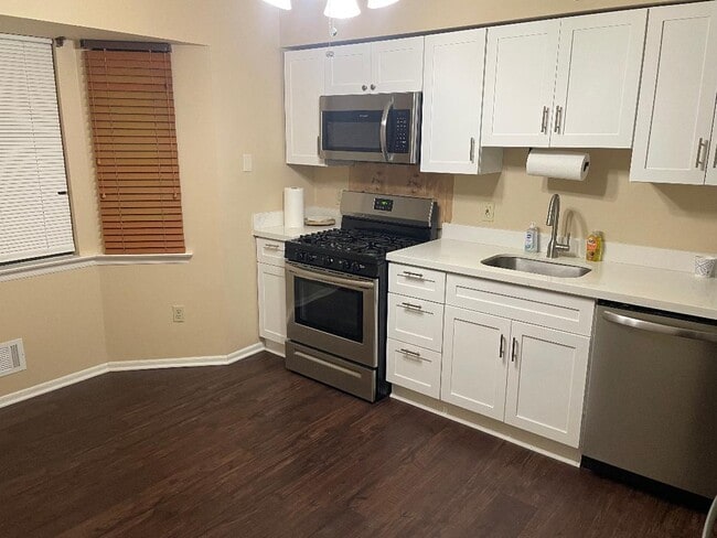 Building Photo - 13 Bordenshire Dr