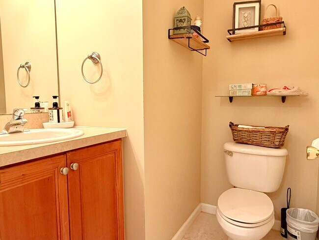 Tocador - 128 Jackson Ave