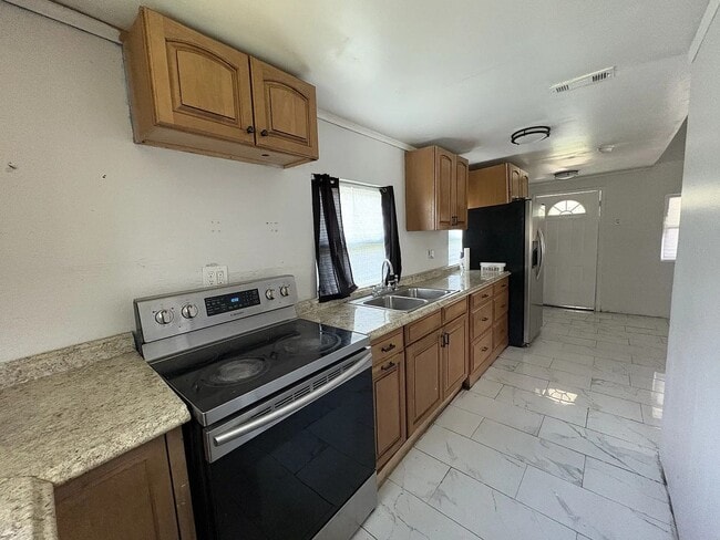 Building Photo - For rent minutes from Downtown Lakeland