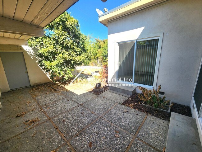 Building Photo - Spacious Arden Area 3bd/2ba Duplex with Ga...