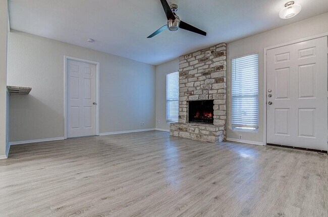 Foto del edificio - 12302 Deer Falls Dr