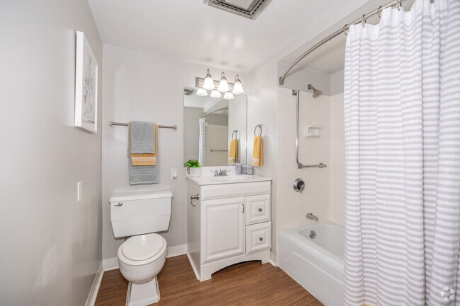 Studio, 1BA - 453SF - Bathroom - Mansion House