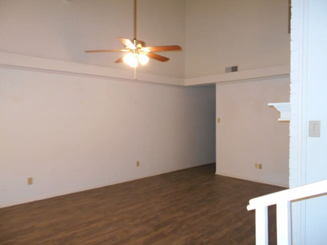 Building Photo - Beautiful Townhome Close to all Lubbock Am...