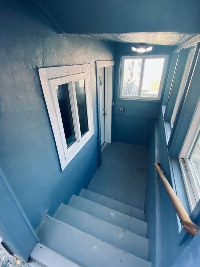 Building Photo - Large Corner Studio | Full Kitchen | In-Unit W/D | Pet Friendly