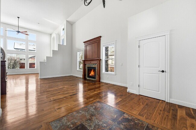 Foto del edificio - Luxurious 4-Bed Retreat with Expansive 6,053 sq. ft. Layout, High-End Finishes, Flexible Living S...