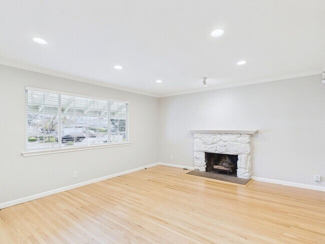 Foto del edificio - Stunning Turnkey Home in Cambrian!