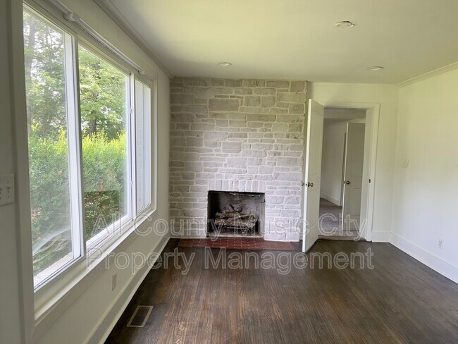 Foto del edificio - 1013 Chadwell Dr