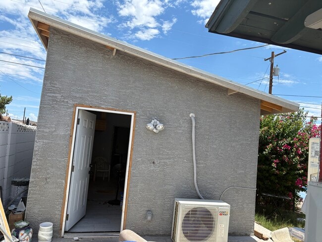 Building Photo - 3147 N 40th Ave