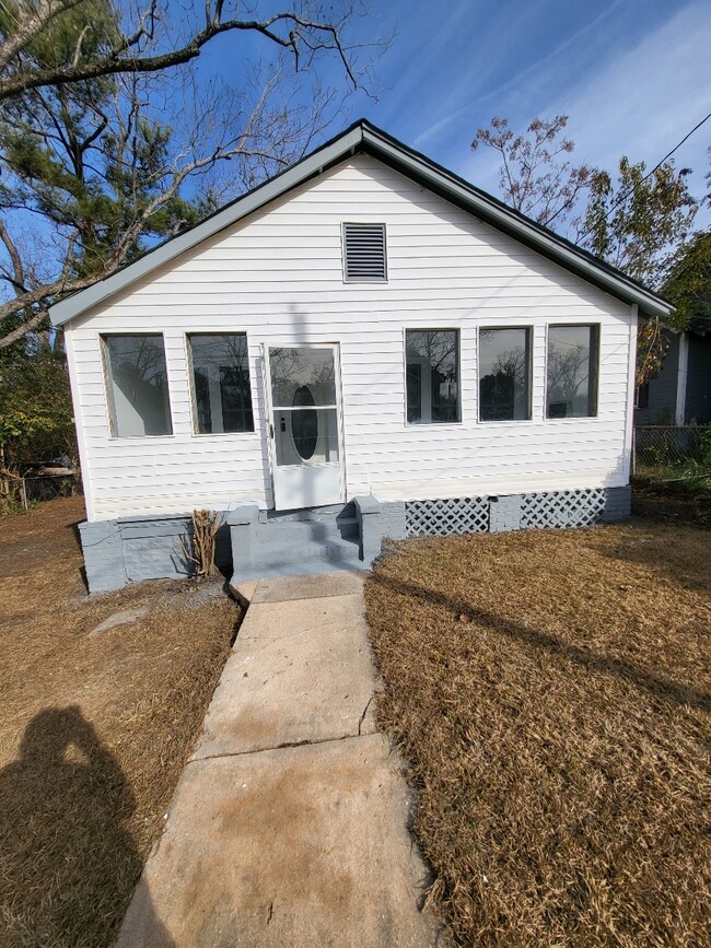 Building Photo - 389 Quick St