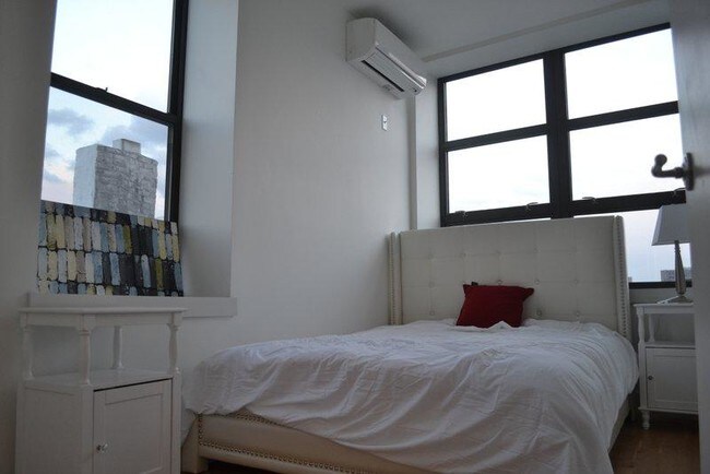 Foto del edificio - 573 Metropolitan Ave