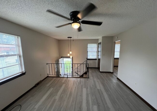 Foto del edificio - Spacious 2 Bedroom Duplex with Garage and ...
