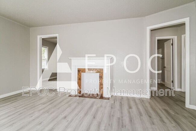 Photo - 317 E Jacobs Dr House