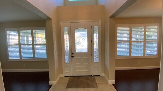 Foto del edificio - For Rent – Spacious 4-Bedroom Home with Bo...