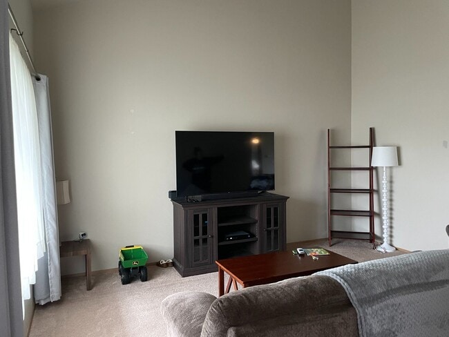 Building Photo - Convenient Location 10 minutes to JBLM Eas...