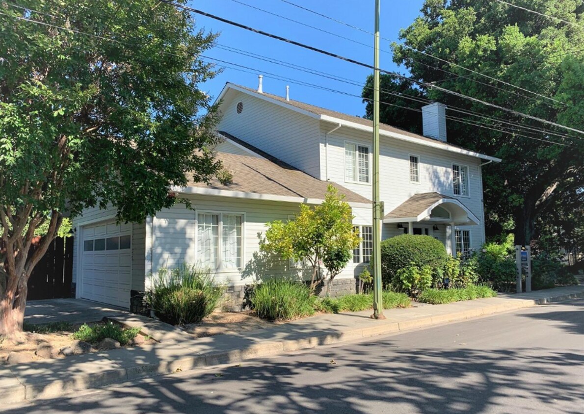 Foto principal - Coming Soon...Stunning 4 Bed 3 Bath Naglee...