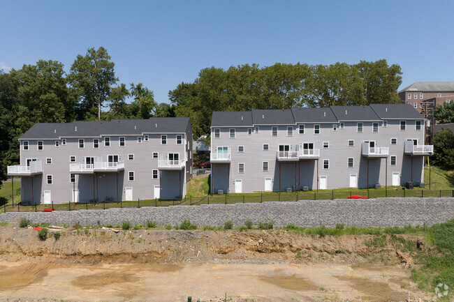 Foto del edificio - Laurel Hills Townhomes