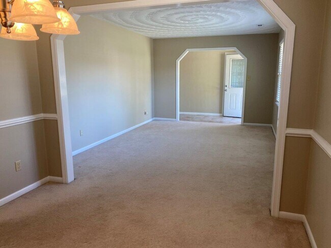 Building Photo - Spacious Ranch in Kempsville