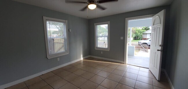Building Photo - 2/1 St Pete Single Family Home !