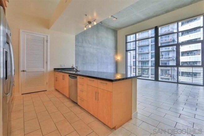 Building Photo - 527 Tenth Ave