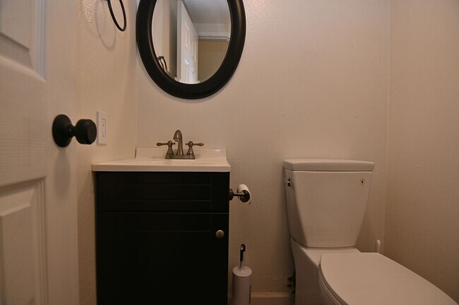 Foto del edificio - 2bd / 2.5 bath Townhome w/ Garage & AC, Ne...
