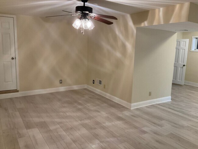 Building Photo - 1 Bedroom, 1 Bath Apartment in Single-Fami...