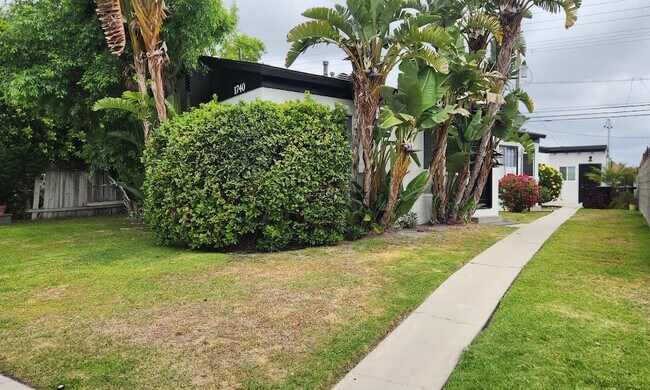Building Photo - 1740 N Hollywood Way