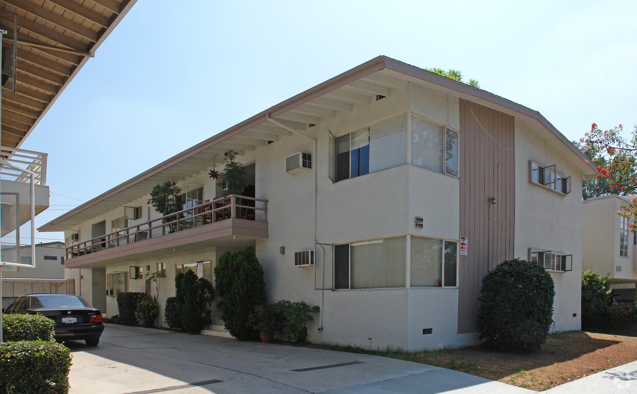 Primary Photo - 910 N Sweetzer Ave