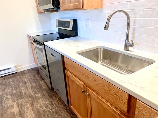 Kitchen - 2020 W Plum St