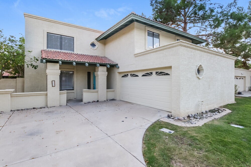 Primary Photo - 221 E Kroll Dr