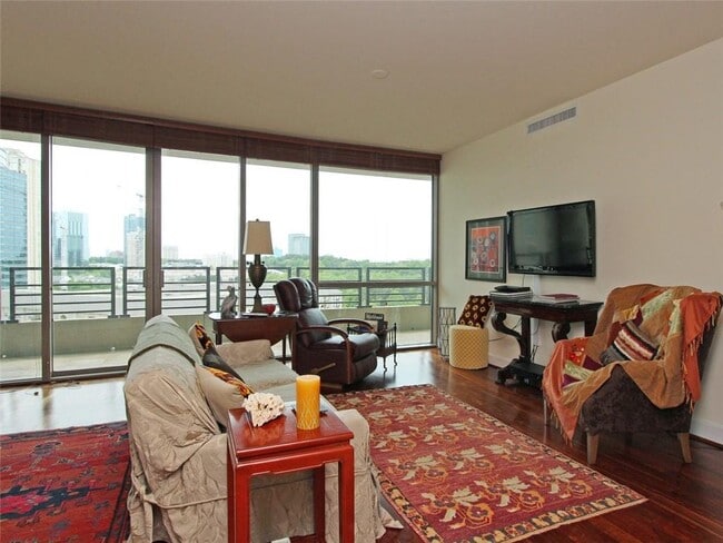 Foto del edificio - 700 Park Regency Pl NE