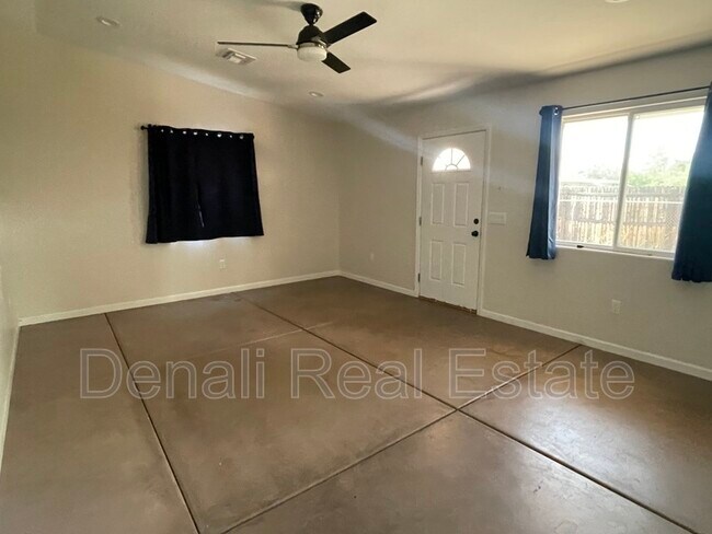 Building Photo - 2618 N Sparkman Blvd