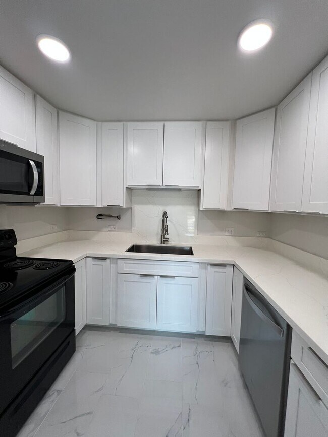 Building Photo - 2 Bedroom / 2 bath, 759 Sq Ft. unit with 2...