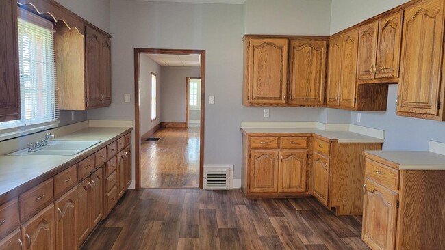 Building Photo - Gorgeous! Newly Remodeled 3 Bedroom 2 Bath...