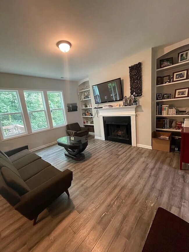 Foto del edificio - Room in House on E Webber Ln