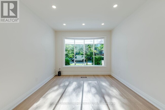 Building Photo - 3065 Silverthorn Dr