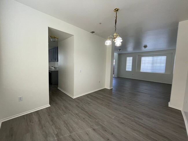 Building Photo - 3bed/3bath Townhouse in San Gabriel - Inve...