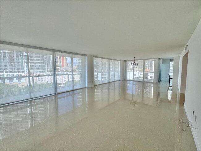 Foto del edificio - 16500 Collins Ave