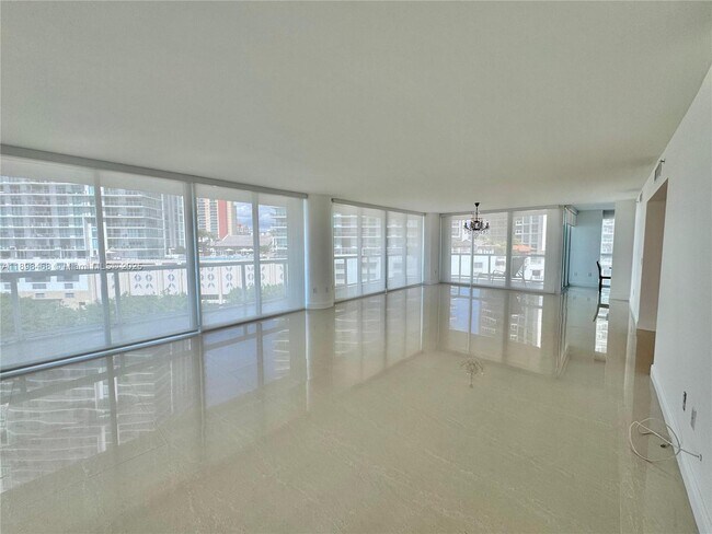 Building Photo - 16500 Collins Ave