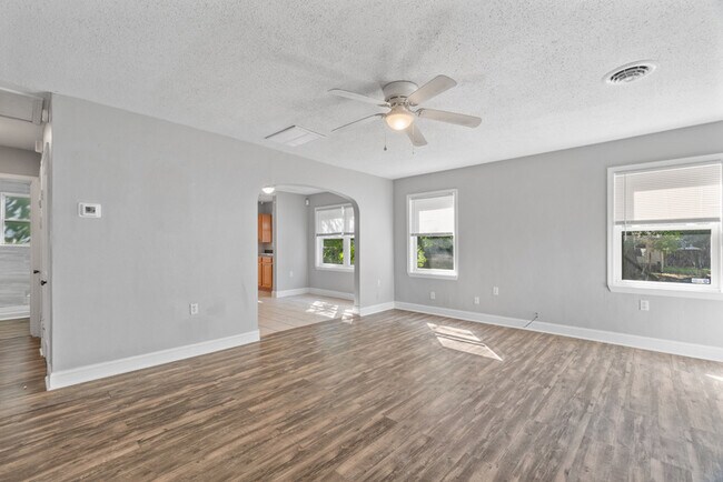 Building Photo - 852 W 48th St