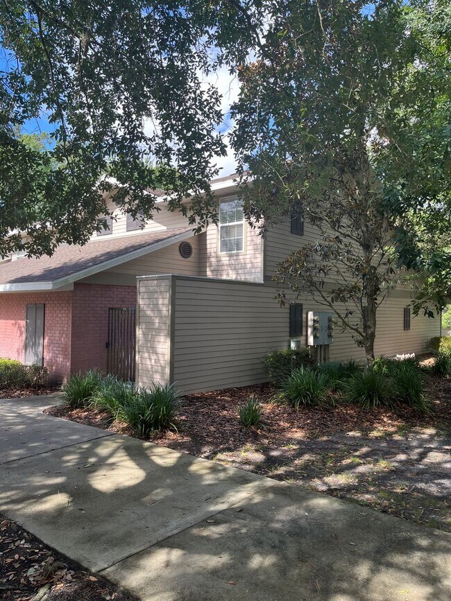 Building Photo - Beautiful Townhome - Woods Edge