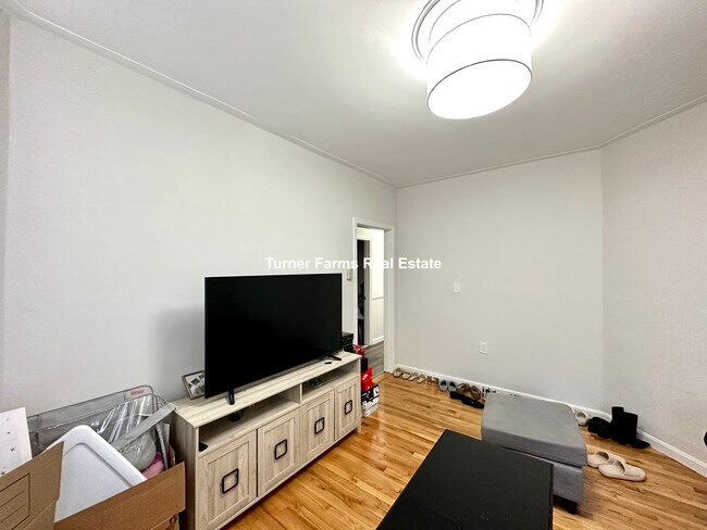 Foto del edificio - 153 E Cottage St