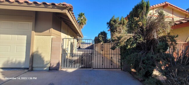 Building Photo - Gorgeous 3bed / 2bath home nestled in a gr...