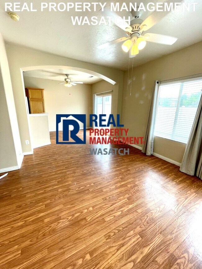 Building Photo - Beautiful Draper Townhome - Available Augu...