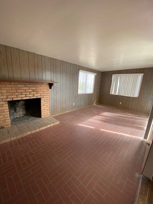 Building Photo - AVAILABLE NOW $200 off First Month Rent