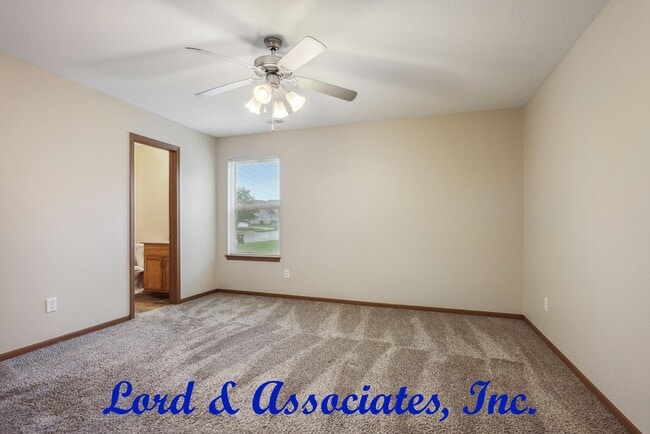 Building Photo - 1210 NW Willow Dr