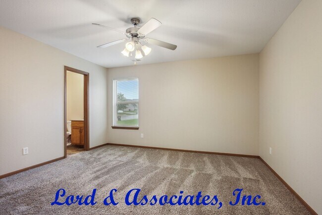 Foto del edificio - 1210 NW Willow Dr